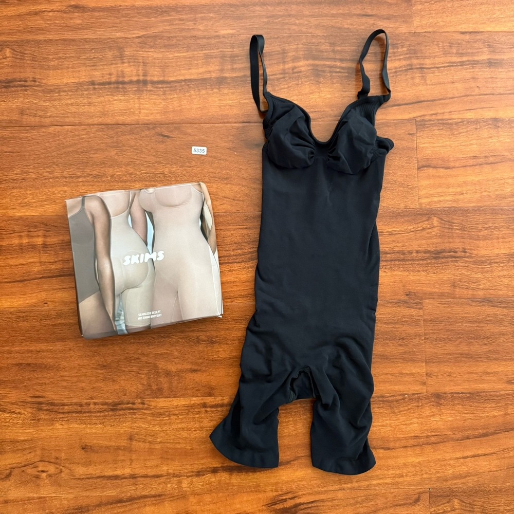 SKIMS Seamless Sculpt Mid Thigh Bodysuit Onyx Black Size XS NWB